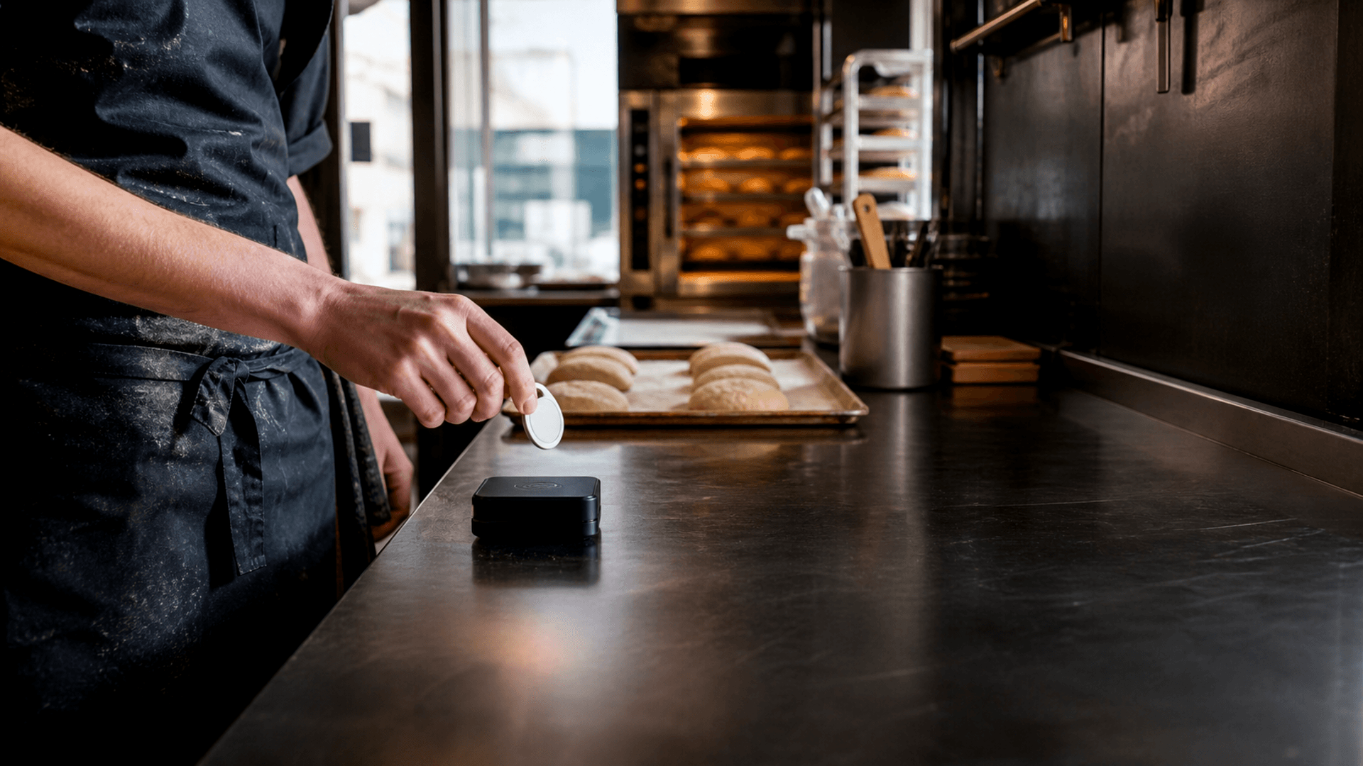 Une cuisine professionnelle, un badge présenté au lecteur avant l'ouverture du service.